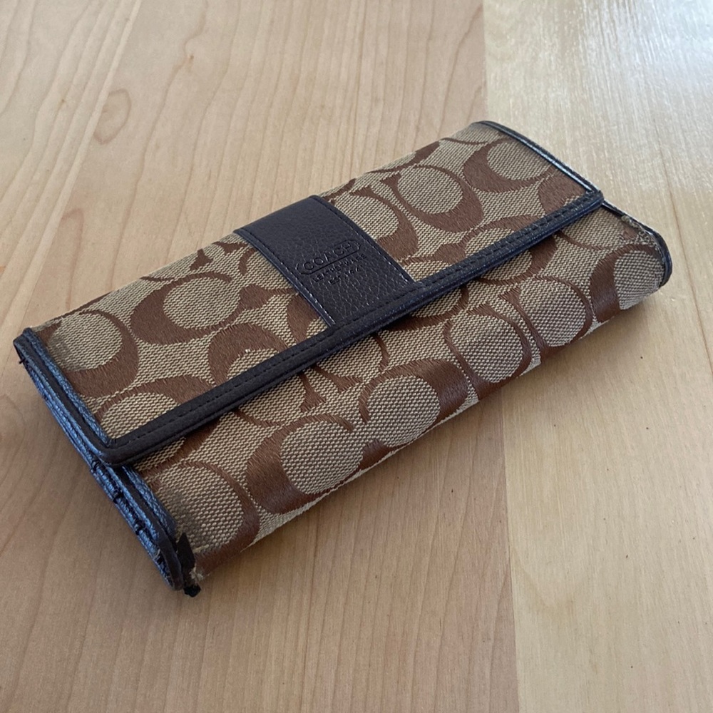 Coach wallet, worn! Brown and beige. The traditional C pattern with leather.